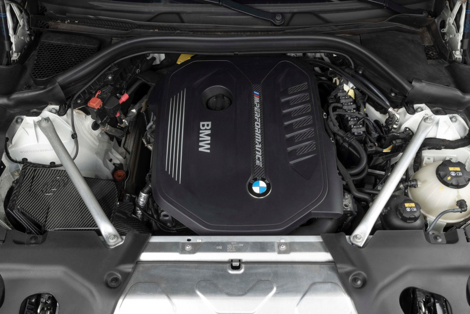 DINAN Carbon Fiber Cold Air Intake - 2016-2024 BMW 540i/740i/840i/X5 40i/X6 40i/X7 40i